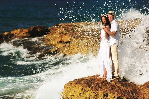 Casamento casal de pé perto da água abraçando — Fotografia de Stock