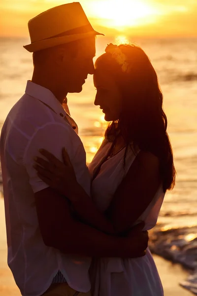 Dos amantes en el atardecer felices juntos en vacaciones — Foto de Stock