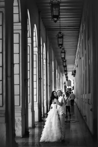 Casal de casamento elegante feliz beijando na cidade velha — Fotografia de Stock