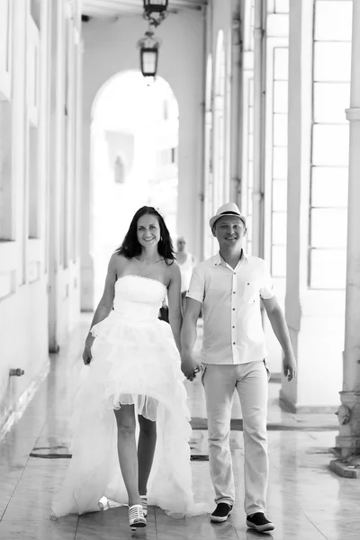 Felice elegante coppia di nozze che si tiene per mano nella città vecchia — Foto Stock