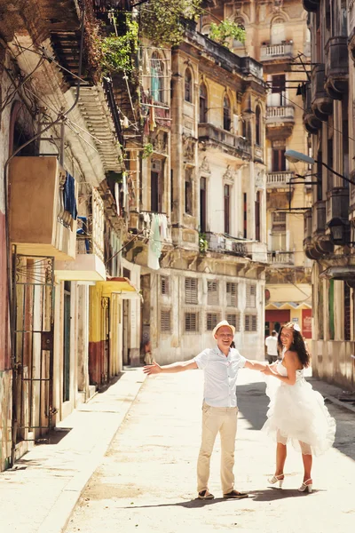 Pareja feliz en la ciudad vieja de La Habana — Foto de Stock