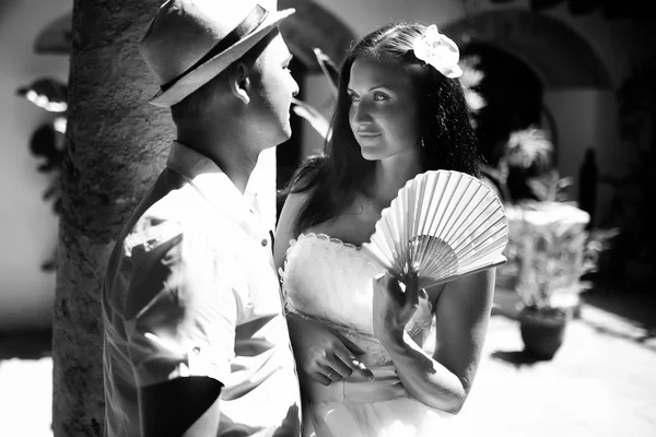 Felice coppia di nozze nella città vecchia di L'Avana — Foto Stock