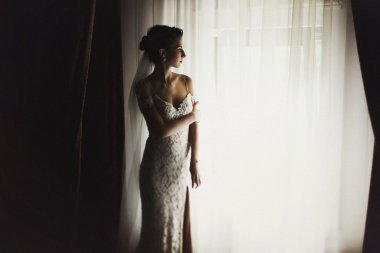 Güzel cinsel esmer gelin vintage beyaz düğün elbise n