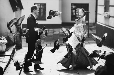 yürüyüş için yakışıklı damat gelin