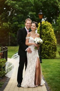 mutlu genç gelin ve damat