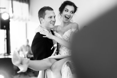 Güzel gelin tutan yakışıklı güçlü damat