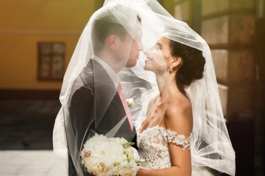 mutlu yeni evli çift