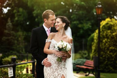 mutlu genç gelin ve damat