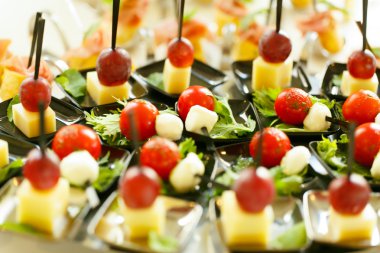 Peynir üzerinde zarif ve lezzetli kiraz