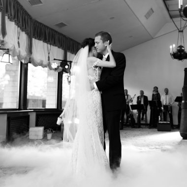 Mutlu yeni evli gelin ve Damat Düğün Resepsiyon smok dans