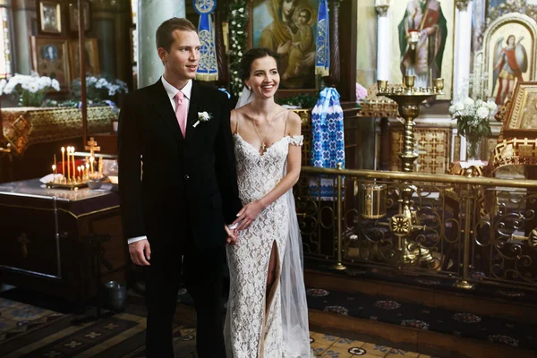Boldog menyasszony és a vőlegény jóképű — Stock Fotó