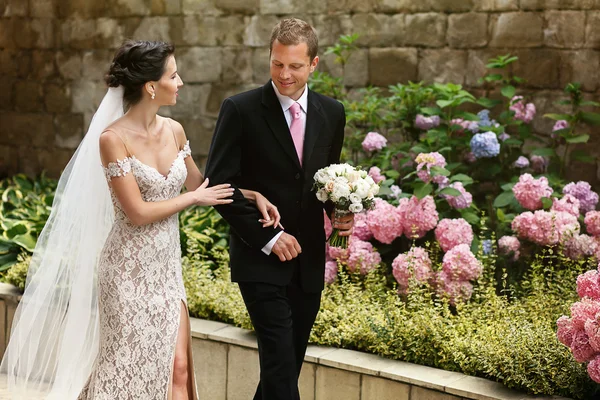 Handsome happy groom and bride — Stock Photo, Image