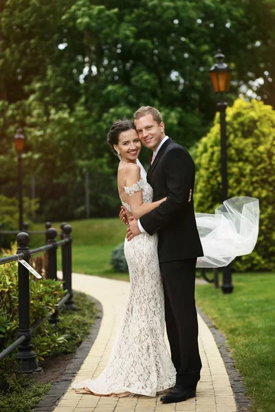 Glückliche junge Braut und Bräutigam — Stockfoto