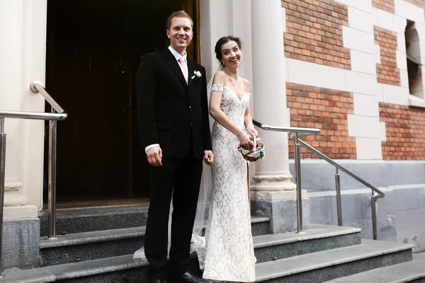 Felice sposa e bello sposo — Foto Stock