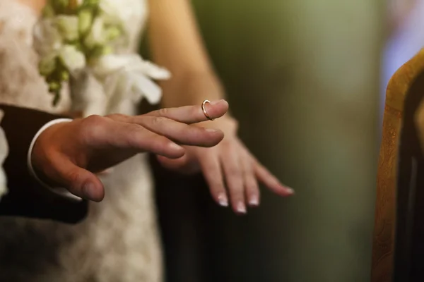 シルバーのエレガントな結婚指輪 — ストック写真
