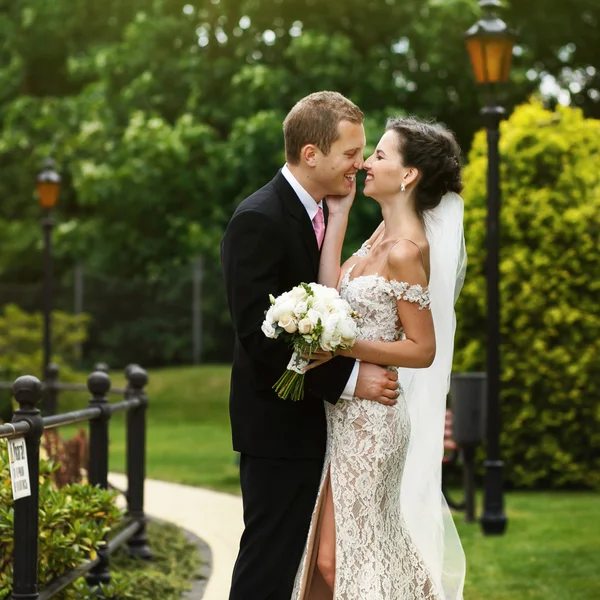 Счастливые жених и невеста — стоковое фото