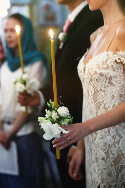 Glücklich emotional schöne Braut — Stockfoto