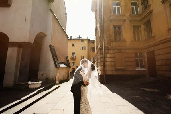 Happy newlywed couple smiling — Stock Photo, Image