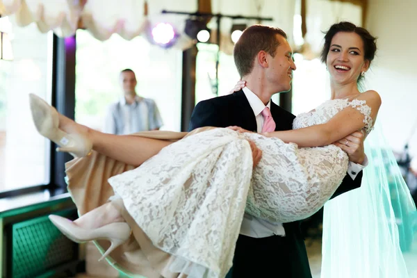 Brudgummen holding vackra brud — Stockfoto