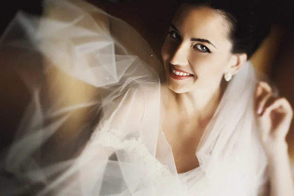 Beautiful young bride — Stock Photo, Image