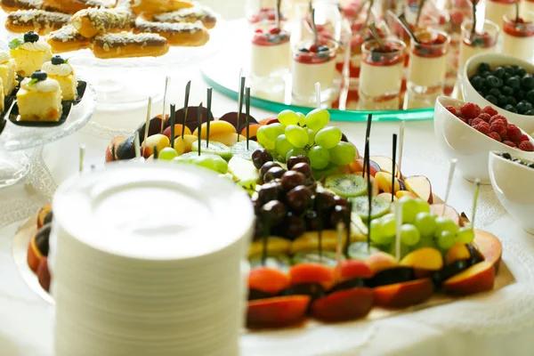 Detail svatební recepce dezert tabulky — Stock fotografie