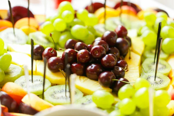 Dessert table cherries, grapes and kivi — Stock Photo, Image