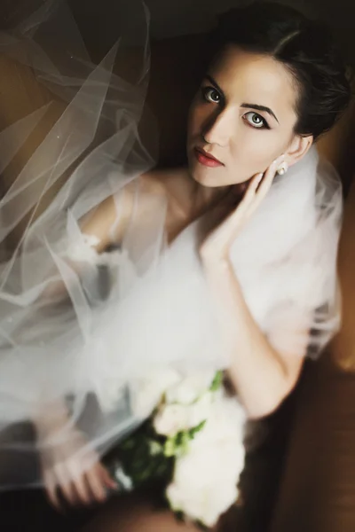 Beautiful young bride — Stock Photo, Image