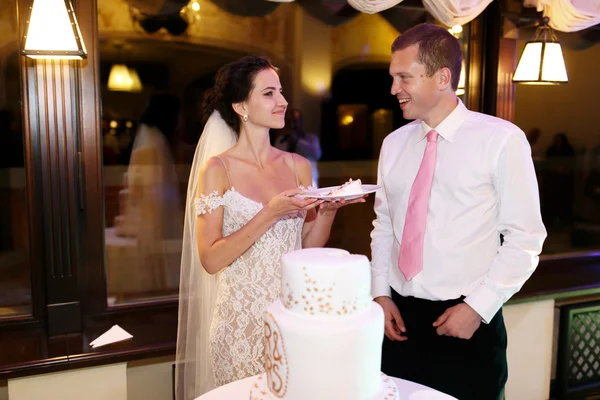 Lyckliga par brudgummen och vacker brud — Stockfoto