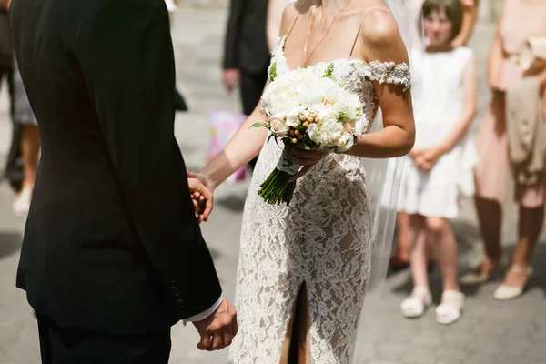 Happy bride and handsome groom — Stock Photo, Image