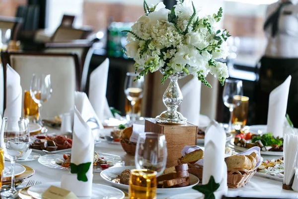 Geschmückte Hochzeitstische — Stockfoto