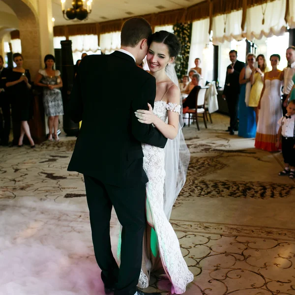 Lycklig nygift brud och brudgum dansar — Stockfoto