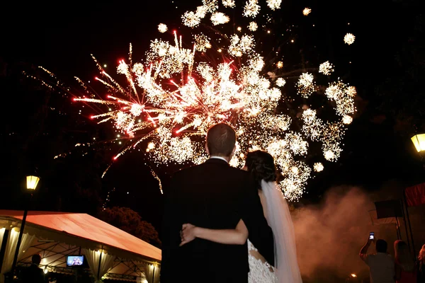 Noiva e noivo assistindo fogos de artifício — Fotografia de Stock