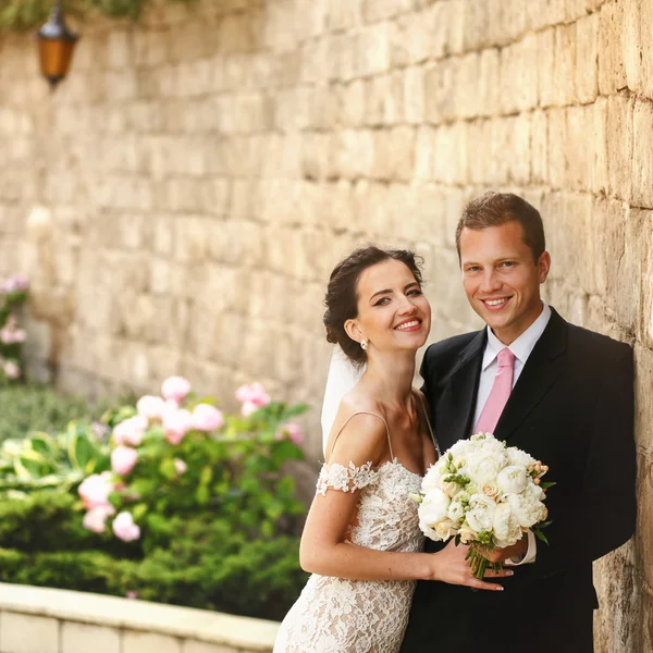 Felice giovane sposa e sposo — Foto Stock