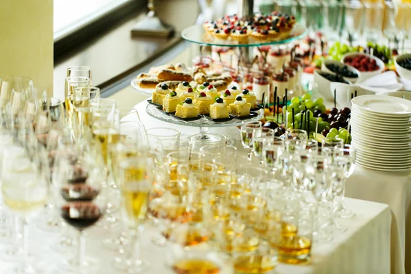 Delicious and tasty dessert table — Stock Photo, Image