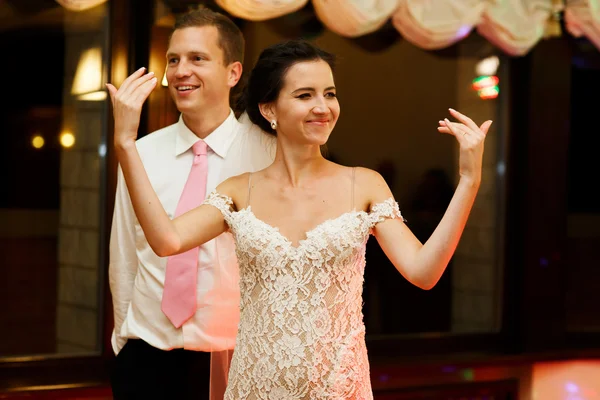 Mariée brune heureuse et beau marié — Photo