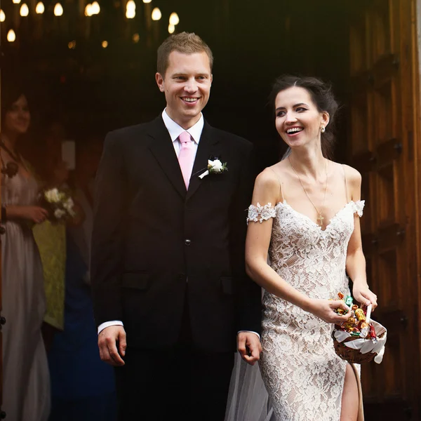 Sexuelle Braut und schöner Bräutigam — Stockfoto