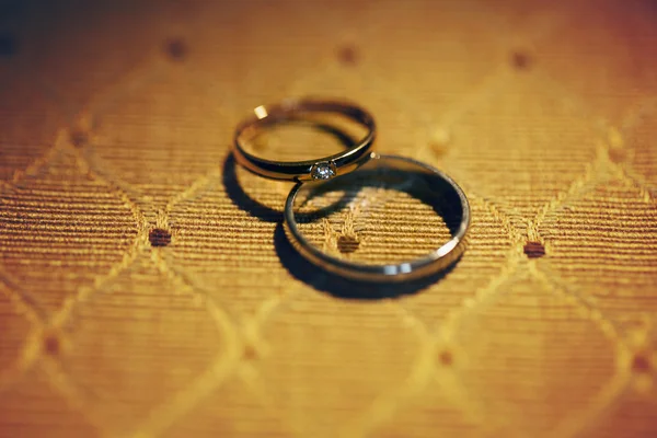 Dos costosos anillos de boda vintage — Foto de Stock