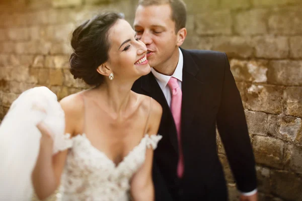Unga bruden och brudgummen — Stockfoto
