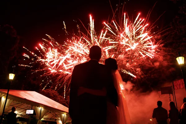 Bride and groom watching fireworks — Stock Photo, Image