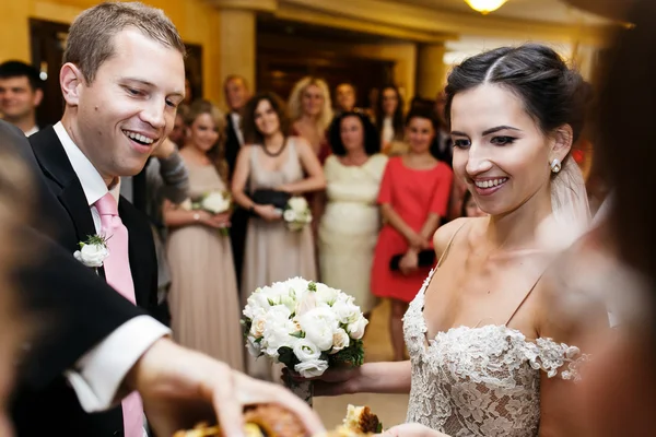 Happy newlywed bride and groom — Stock Photo, Image