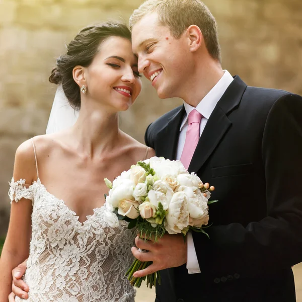 Joyeux jeune marié et jeune mariée — Photo