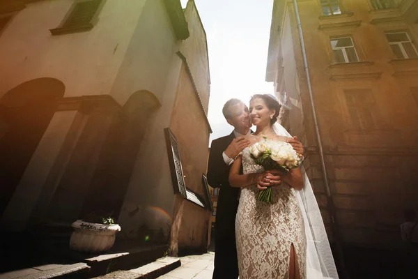 Νύφη με πέπλο παρουσιάζουν σε εξωτερικούς χώρους με γαμπρός — Φωτογραφία Αρχείου