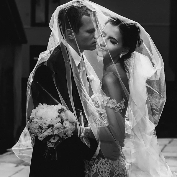 Feliz pareja recién casada besándose —  Fotos de Stock