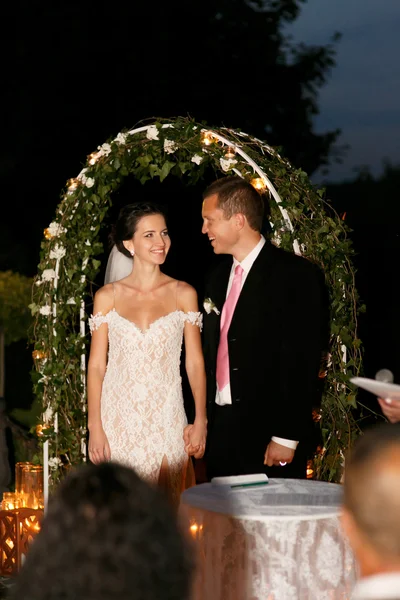 Happy känslomässiga brudgummen och vacker brud — Stockfoto