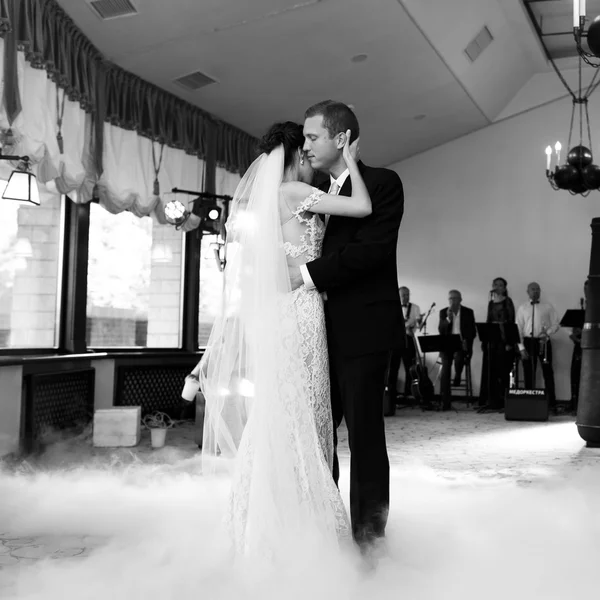 Joyeux jeune marié mariée et marié danse à la fumée de réception de mariage — Photo