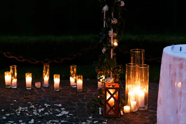 Aisle with white candles and petals — Stock Photo, Image