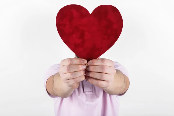 Valentine homem segurando coração — Fotografia de Stock