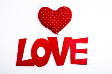 Kırmızı metin yazı tipi yazı seviyorum