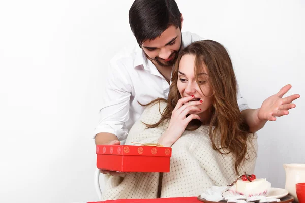 Young man giving gift to his girlfriend — ストック写真