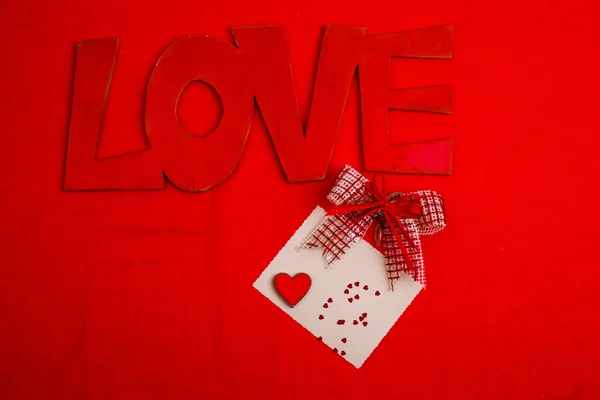 Envelope vermelho aberto com coração — Fotografia de Stock